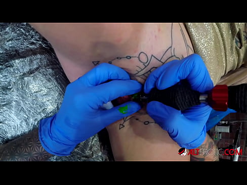 ❤️ Tsis tshua muaj tattooed hottie Sully Savage tau txais tattoo ntawm nws clitoris ❤  Porn video  ntawm hmn.porno24-7.ru%